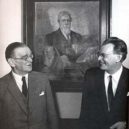 Egyptolog Žába - Jaroslav Černý se Zbyňkem Žábou. Na pozadí obraz Františka Lexy, foto – Český egyptologický ústav -www.radio.cz
