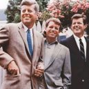 Nehoda na Chappaquiddicku 1969 - John, Bobby a Ted Kennedyovi během Johnovy prezidentské kampaně (červemec 1960) – wikipedia