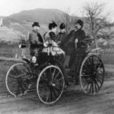 Bertha Benzová - Karl a Bertha Benzovi, jejich dcera Clara a Fritz Held ve voze Benz Viktoria na výletě poblíž Schriesheimu (1894) – wikipedia