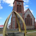 Okupace Falkland Argentinou - Kostel a oblouk z velrybích kostic odhalený roku 1933 k oslavě 100 let britské nadvlády – WIKIPEDIA
