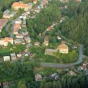 Barbora Celjská - Letecký pohled na hrad Pirkštejn v Ratajích nad Sázavou, odkud pocházel Hynce Ptáček z Pirkštejna – wikipedie