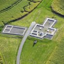 Vyvraždění Vršovců - Letecký snímekl akropole s rekonstruovanýmpůdorysem kostela – Archeologický atlas Čech