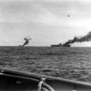 USS Franklin - Loď Belleau Wood (vlevo) a Franklin zasažený kamikadze 30. října 1944 – wikipedia