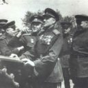 Maršál Rokossovskij - Maršál K. K. Rokossovský uprostřed) a velitel 16. armády Rudenko kontrolují ukořistěnou německou techniku (červenec 1943) -wikipedia