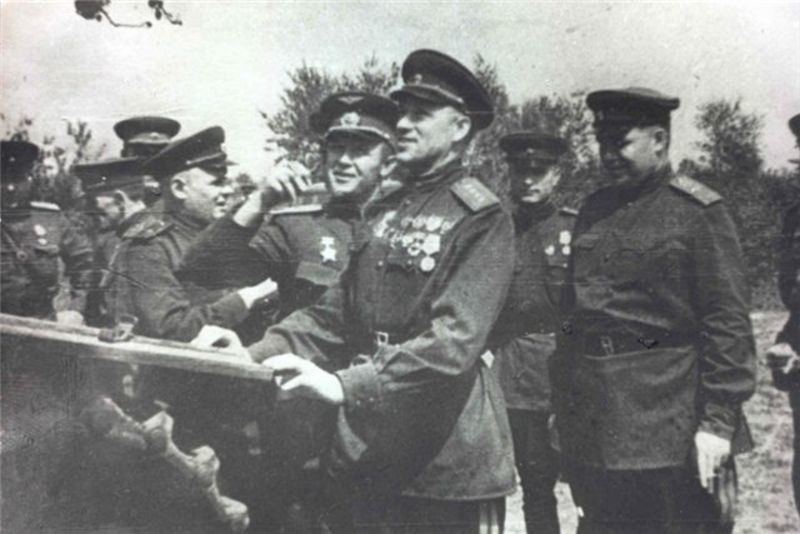 Maršál K. K. Rokossovský uprostřed) a velitel 16. armády Rudenko kontrolují ukořistěnou německou techniku (červenec 1943) -wikipedia