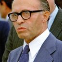 Menachem Begin - Menachem Begin během státní návštěvy USA, Andrewsova letecká základna, 1. ledna 1978 – wikipedia