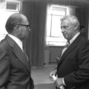 Menachem Begin - Menachem Begin (vlevo) a Ariel Šaron, zde na fotografii z roku 1977 – wikipedia