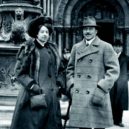 Mercedes - Mercedes Jellinek a její manžel, Karl von Schlosser, pravděpodobně na svatební cestě, před katedrálou San Marco v Benátkách, 1909. – Automobil Revue