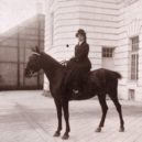 Mercedes - Mercedes Jellinek na koni ve vile rodiny Jellinek v Badenu poblíž Vídně, přibližně v roce 1905 – Mercedes-Benz-Blog