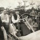 Mercedes - Mercedes Jellinek za volantemzávodního automobilu Mercedes Grand-Prix z roku 1906Hemmings – Motor News