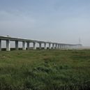 Most přes zátoku Chang-čou - Most přes zátoku Chang-čou; v pozadí lze vidět zdvojené pylony – wikipedia