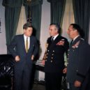 Lord Mountbatten - Moutbatten s prezidentem Johnem F. Kennedym v Oválné pracovně v Bílém domě (11. duben 1961) – wikipedia