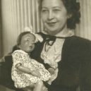 Začátky Spejbla a Hurvínka - Mánička se svou druhou interpretkou Boženou Welekovou (1945) – wikipedia