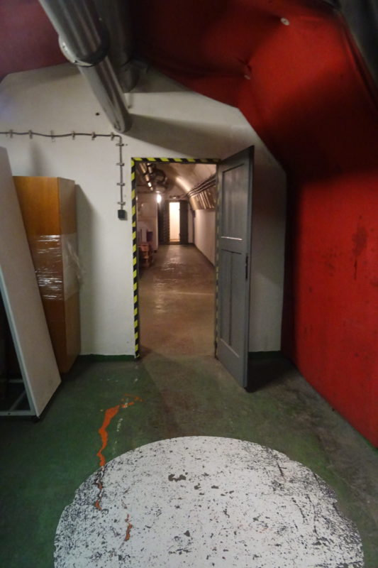 Několik pater pod zemí s výzbrojí, sbírkou plynových masek a fotografiemi. Navštivte protiatomový bunkr Bezovka