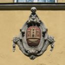Klajpdeda - Městský znak na fasádě domu; symbol Klajpedy – wikipedia