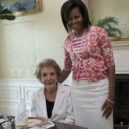 Nancy Reaganová - Nancy s první dámou Michelle Obamavou na obědě v Bílém domě 3. června 2009 – wikipedia