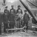 Slavjanov a svařování elektrickým obloukem - Nikolaj Slavjanov mezi dělníky Permských zbrojních závodů-wikimedia commons