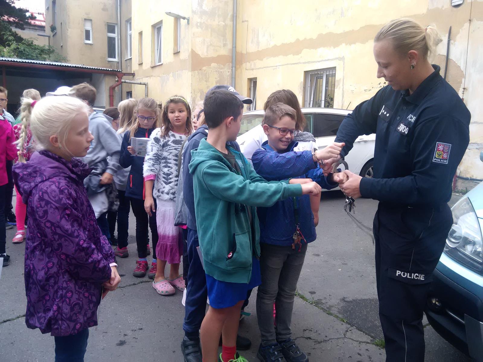 Návštěva školáků na policejní služebně v Kladně