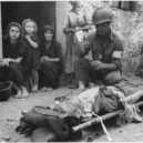 Vylodění na Sicílii 1943 - Ošetřování zraněného amerického vojáka – Sicílie 9. srpen 1943 – wikipedia