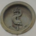 Leopold II. a Livia Raimondi - Palazzina della Livia – výzdoba nad levým oknem v přízemí – wikipedia