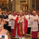 Svatá Anežka Římská - Papež Benedikt XVI. s papežským palliem s červenými kříži – wikipedia