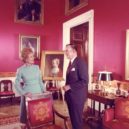 Pat Nixonová - Pat Nixon s kurátorem Bílého domu Clementem Congerem – wikipedia