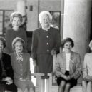 Pat Nixonová - Pat Nixon (sedící druhá zleva) při otevření Knihovny Ronalda Reagana v listopadu 1991 – wikipedia