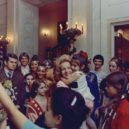 Pat Nixonová - Pat Nixon v kruhu mladých návštíbníků v Bílém domě (1969) – wikipedia