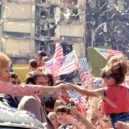 Pat Nixonová - Pat Nixon ze své limuziny podává ruku holčičce – Atlanata, říjen 1972 – wikipedia