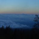 Výbuch sopka Tambora (1815) - Pohled na Mount Rinjani z hory Tambora. Vzdálenost je 165 km (103 mil) – wikipedia