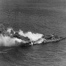 USS Franklin - Pohled na hořící Franklin s křižníkem Santa Fe u boku – wikipedia