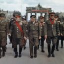 Vasilij Danilovič Sokolovskij - Polní maršál Montgomery, za ním generál Sokolovskij vyznamenaný britským vojenským řádem; Berlín 12.7.1945-wikipedia