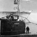 Charles Vane - Polská ponorka Sokół při svém návratu na základnu v roce 1944. Jolly Roger a dvě ukořistěné německé vlajky jsou vyvěšeny na periskopovém stěžni. – wikipedia