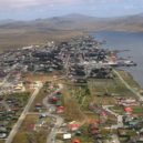 Okupace Falkland Argentinou - Port Stanley ze vzduchu – WIKIPEDIA