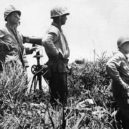 Bitva o Okinawu 1945 - Poslední snímek Bucknera (vpravo), pořízený těsně předtím, než ho zabil japonský dělostřelecký granát – wikipedie