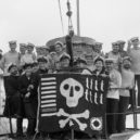 Charles Vane - Posádka britské ponorky HMS Utmost pózuje se svou vlajkou (únor 1942). Symboly – wikipedia