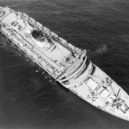 Andrea Doria - Potápějící se Andrea Doria. Záchranné čluny na pravoboku již jsou spuštěny. – WIKIPEDIE