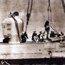 Příběh ponorky Squalus/Sailfish - Potápěč se chystá k sestupu k ponorce. Vlevo je potápěčský zvon – Letem světem 36-39