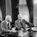 J. F. Dulles - President Eisenhower a John Foster Dulles v době suezské krize – allposters
