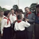Pionýři – malované děti - Antonín NOVOTNÝ , Lány – MDD – pionýr šátek — Antonin Novotny, president, Pioneers, Communist youth, Pioneer scarf, red