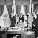 António de Oliveira Salazar - Prezident USATruman při podepsání smlouvy o vstupu Portugalska do NATO. Portugalský velvyslanec Teotónia Pereura (za Trumanem) – wikipedia