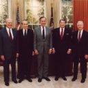 Ronald Reagan (1911-2004) - Prezidenti Gerald Ford, Richard Nixon, George Herbert Walker Bush, Ronald Reagan a Jimmy Carter při otevření Reaganovy knihovny (zleva doprava)-wikipedie