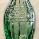 Coca-Cola ve třech staletích - Prototyp se nikdy nedostal do výroby, protože jeho střední průměr byl větší než základna, takže byl nestabilní na pásovém dopravníku – wikipedia
