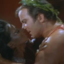 Star Trek - První mezirasový televizní polibek – kapitán Kirk a Uhura – serialzone.cz