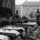 Východoněmecké povstání 1953 - Rakve s mrtvými z povstání ze dne 17. června 1953 leží před radnicí Schöneberg – Bundeszentrale für politische Bildung