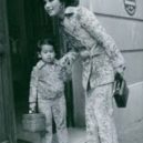 Sukarno - Ratna Sari Devi s dcerou – YouTube