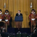 Ronald Reagan (1911-2004) - Reagan jako vůbec první americký prezident řečnil v britském parlamentu a předpovídal, že marxismus-leninismus skončí na smetišti dějin, 8. června 1982 – wikipedie