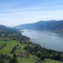 Mount St Helens - Roklina řeky Columbie, zvaná Columbia River Gorge, která protíná pohoří na hranici Washingtonu s Oregonem – wikipedie
