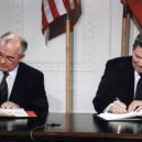 Ronald Reagan (1911-2004) - Ronald Reagan a Michail Gorbačov při podpisu smlouvy o likvidaci raket středního a krátkého doletu (INF) – wikipedie