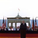 Ronald Reagan (1911-2004) - Ronald Reagan hovoří u berlínské zdi před braniborskou branou vyzývá Michaila Gorbačova ke stržení této zdi! – wikipedie